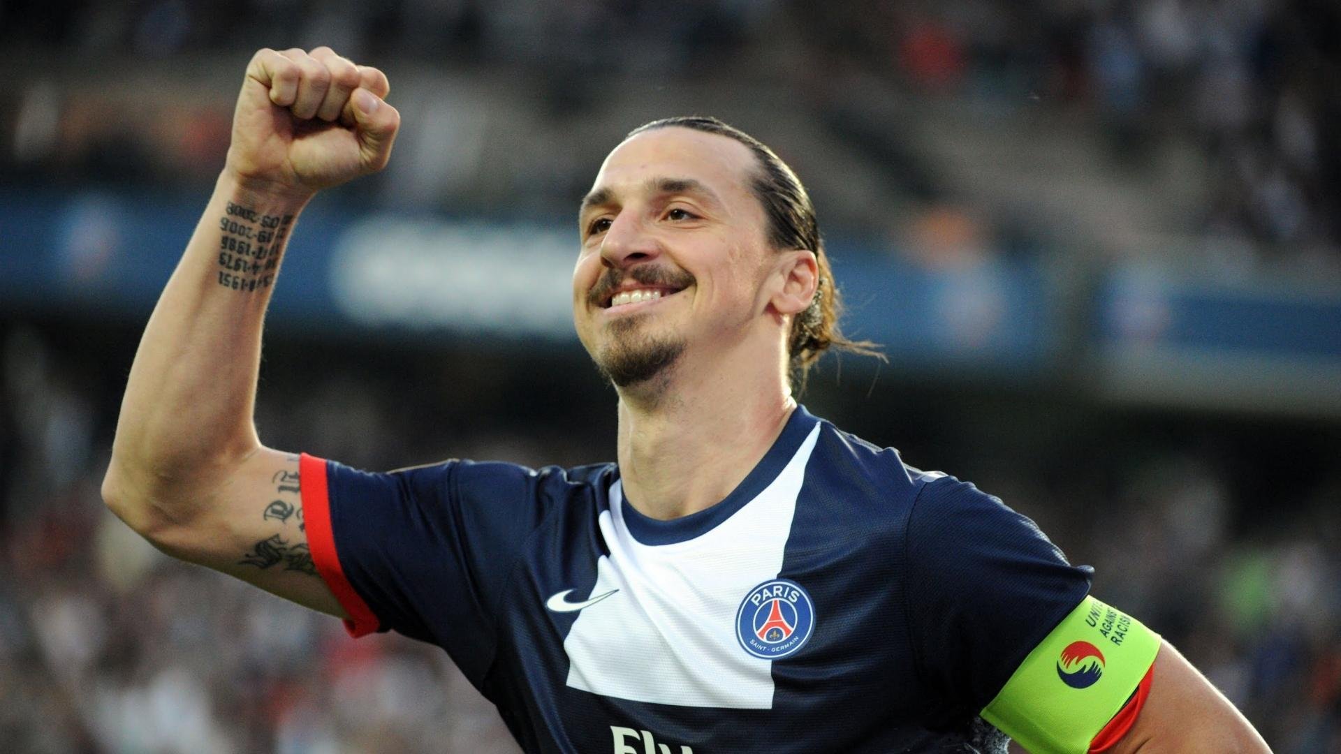 帆板绕标公开赛 选手借风力一圈又一圈绕浮标